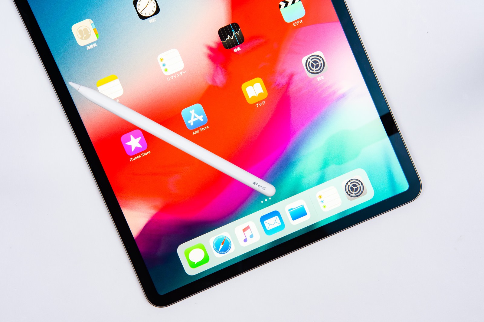 iPad Pro 2018のホーム画面に置かれたApple Pencil