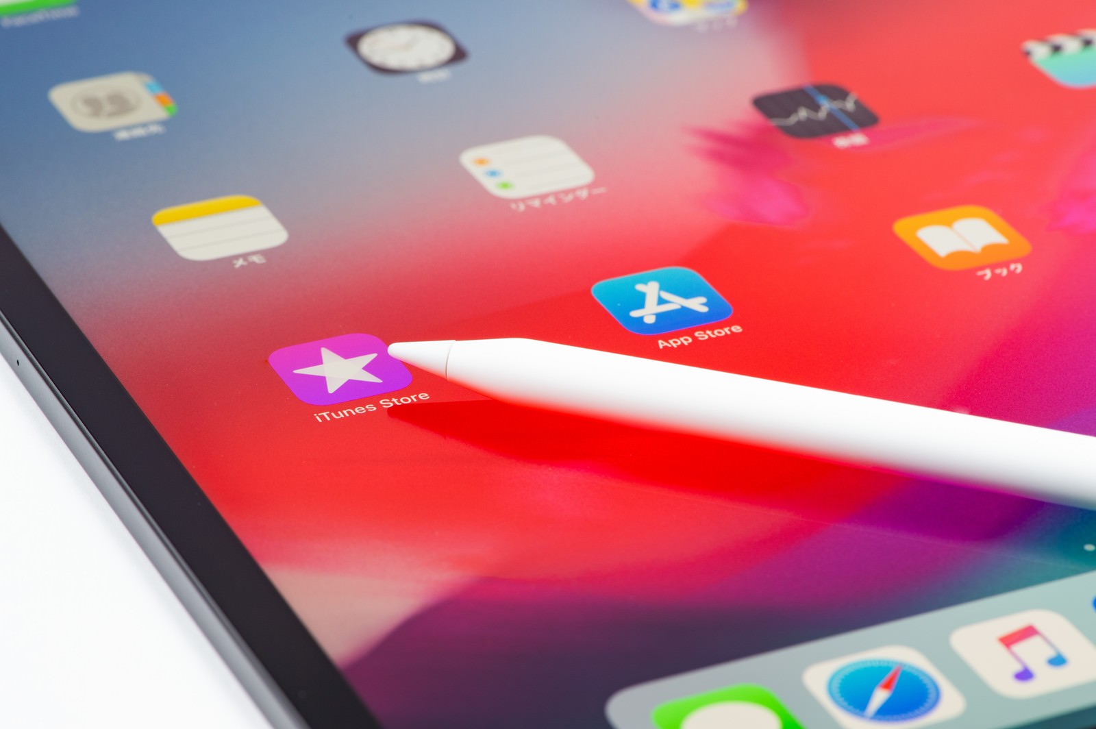 iPadのホーム画面にApple Pencilが置かれた状態