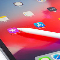 ホーム画面に並ぶアイコンとApple Pencilの写真