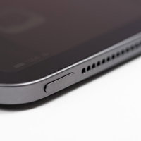 iPad Pro 上部のスリープボタンとスピーカーの写真