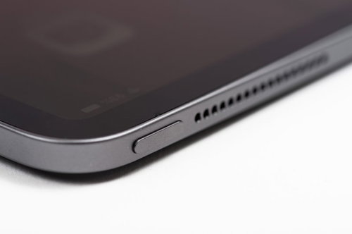 iPad Pro 上部のスリープボタンとスピーカー