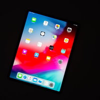 黒い背景に傾けたiPad Pro 12.9インチのホーム画面の写真