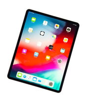 傾けたiPad Pro 2018（12.9インチ）のホーム画面とアプリアイコンの写真