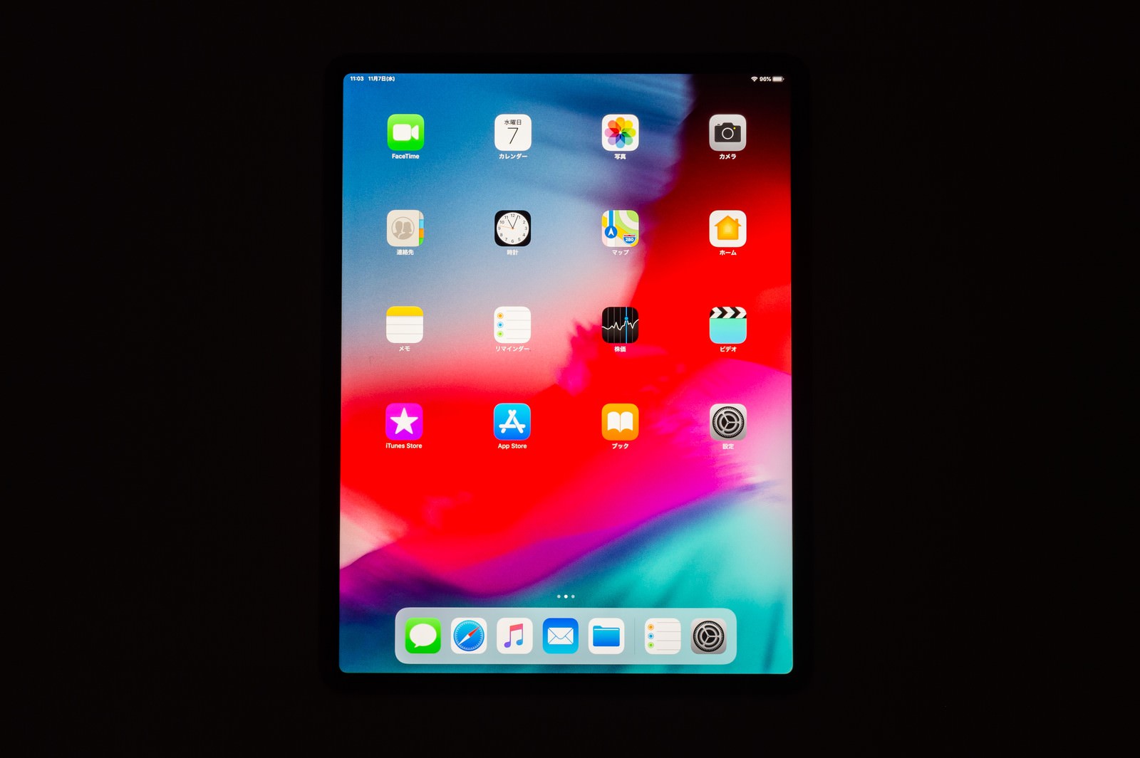 黒背景に置かれたiPad Proのホーム画面
