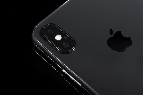 iPhone X のデュアルレンズカメラとAppleロゴ