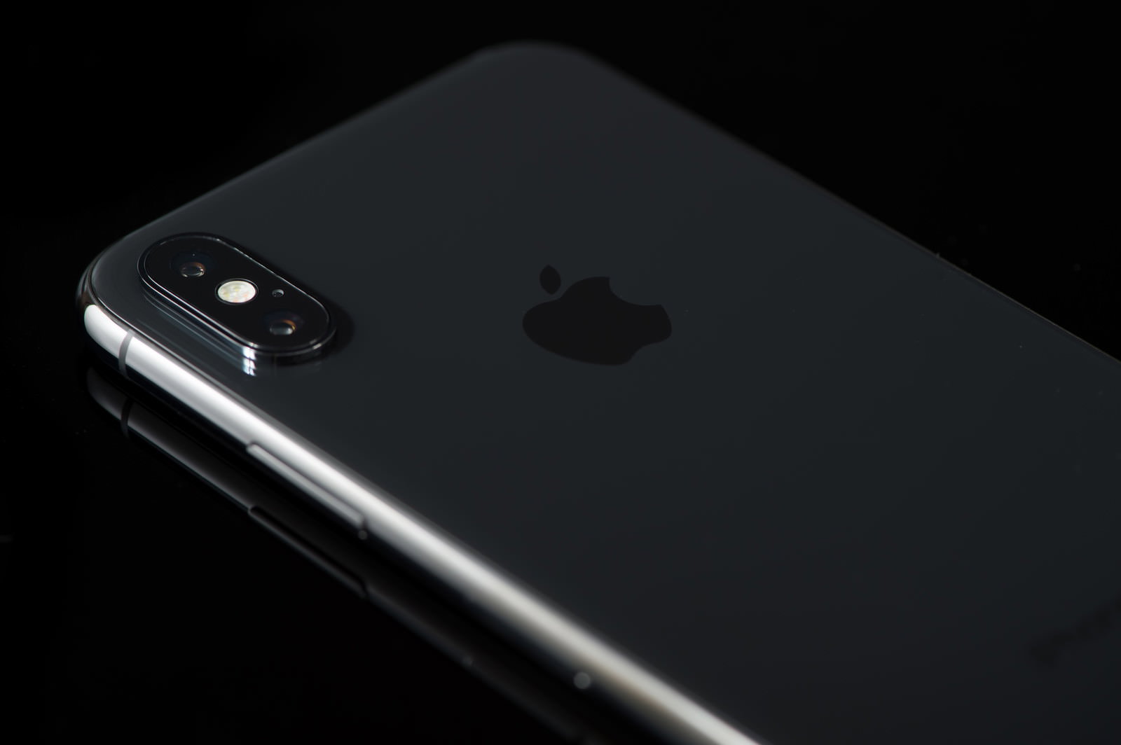 黒いマットな質感のiPhone X背面、デュアルレンズカメラが見える