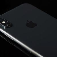 高級感のある黒いボディのiPhone Xの写真