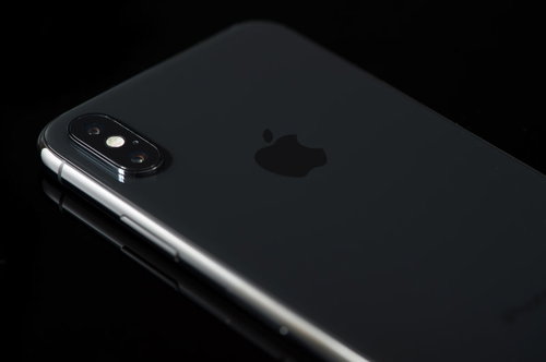 高級感のある黒いボディのiPhone X