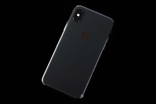 iPhone X ブラックの背面とデュアルレンズカメラ