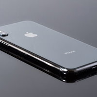 iPhone X のシルバーフレームと背面ガラスの光沢の写真