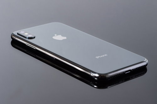 iPhone X のシルバーフレームと背面ガラスの光沢