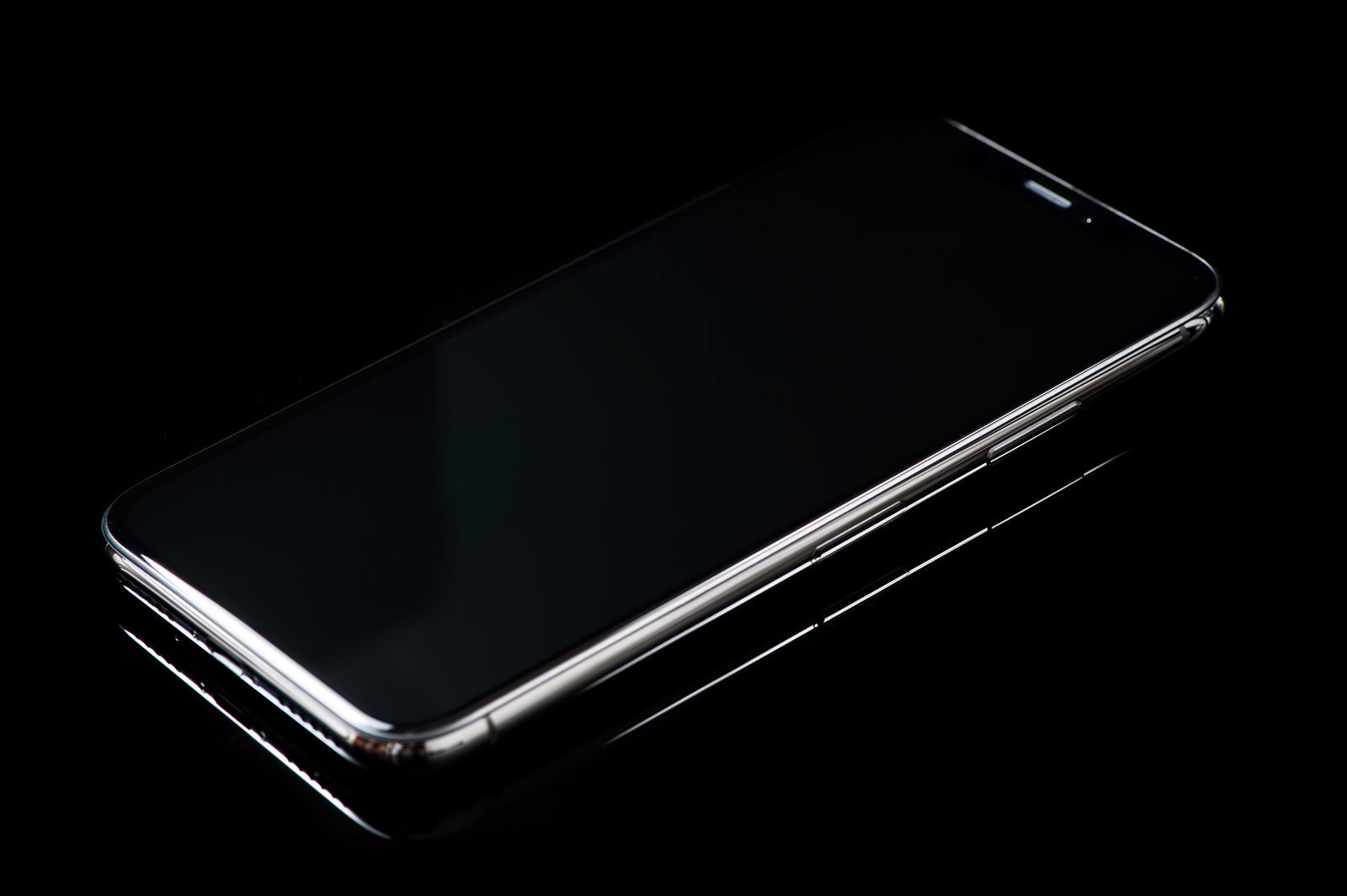 黒背景に置かれたiPhone X スペースグレイ