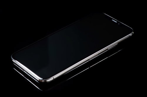 フレーム枠が目を引く iPhone X スペースグレイ