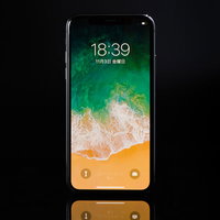 ホームボタンが廃止された「iPhone X」の写真