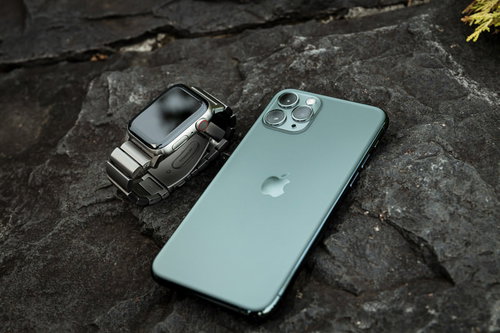 チタンApple Watch と iPhone 11 Pro