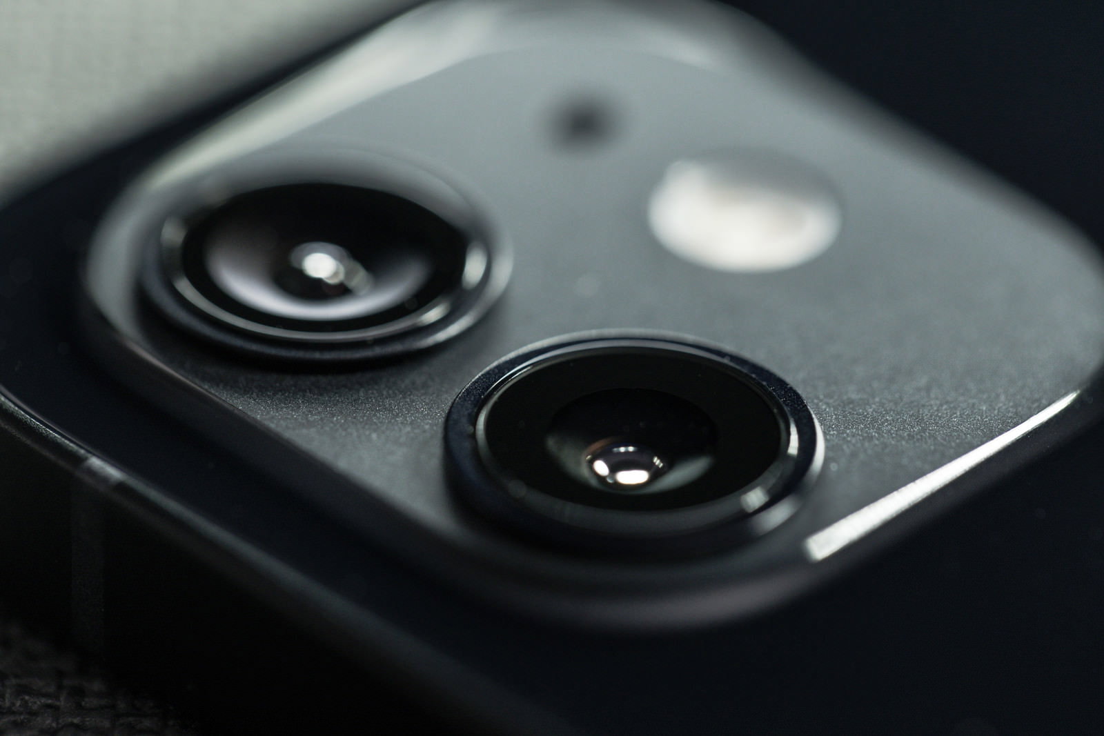 iPhone 12の背面に配置された2つのカメラレンズとフラッシュライト