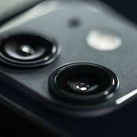 iPhone 12のリアカメラとデュアルレンズの写真