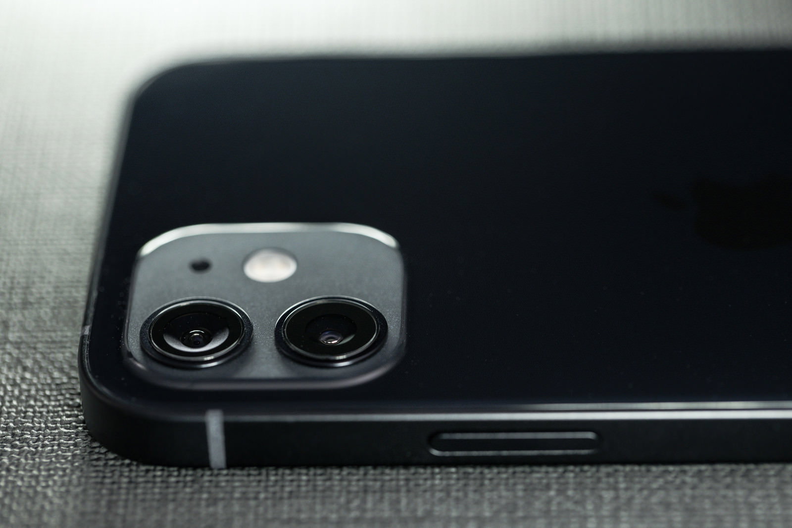 横から見た黒いiPhone12のリアカメラとレンズ部分