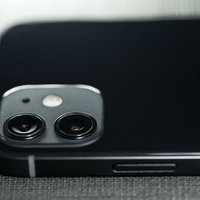 横から見た黒いiPhone 12のリアカメラとレンズ部分の写真