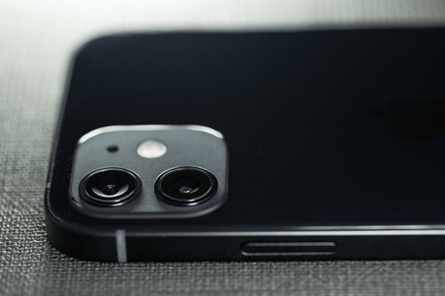 横から見た黒いiPhone 12のリアカメラとレンズ部分
