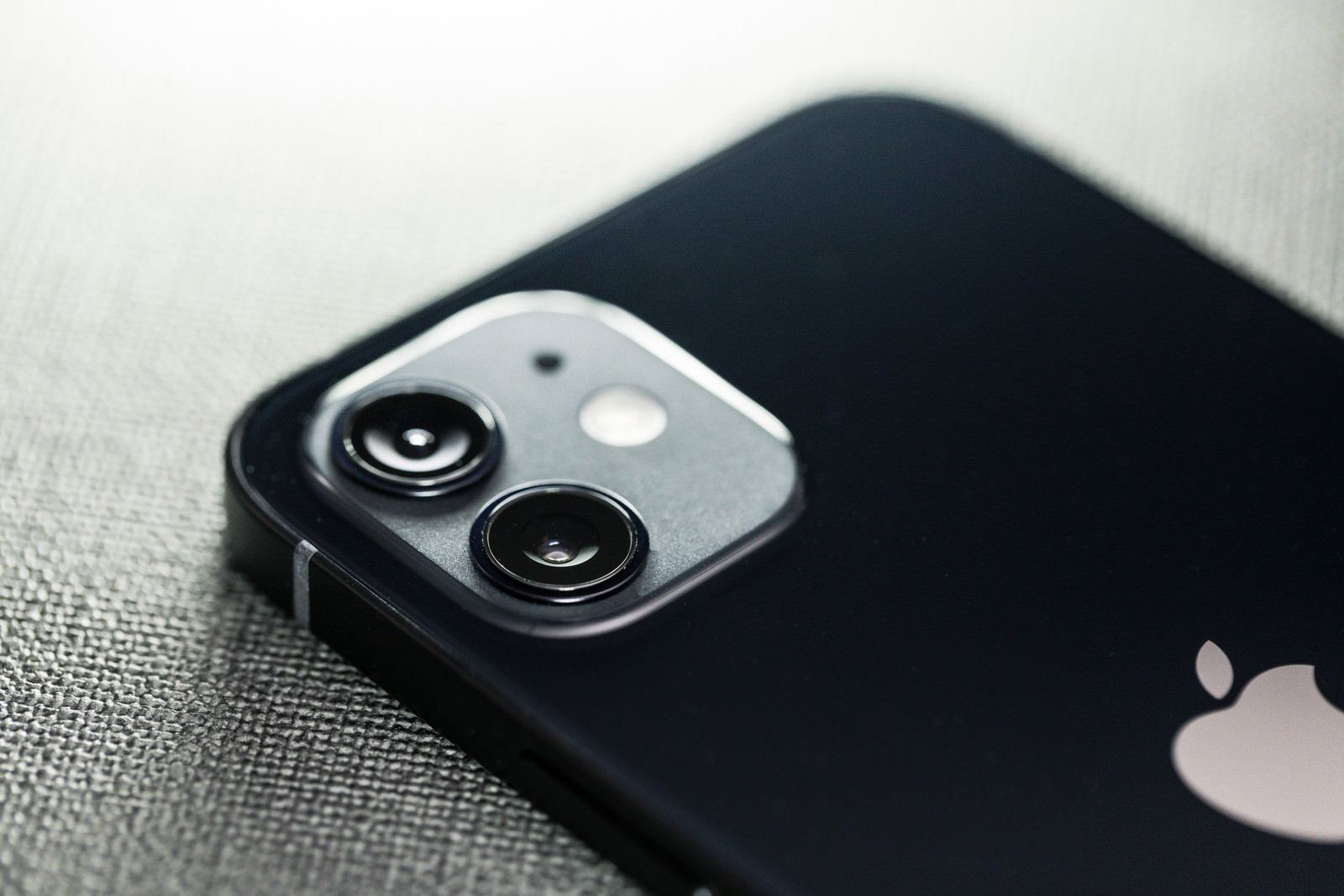 黒いケースに入ったiPhone 12の背面とデュアルカメラレンズ