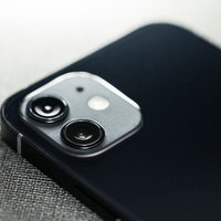 黒いケースに入ったiPhone 12の背面の写真