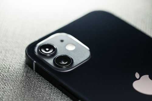 黒いケースに入ったiPhone 12の背面