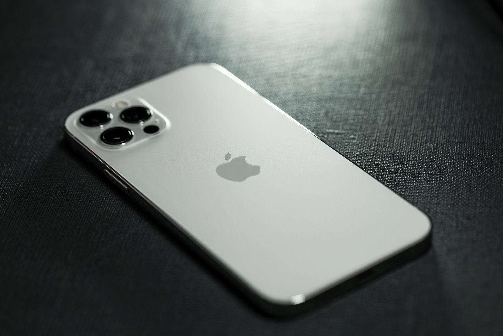 白い背景に置かれたホワイトカラーのiPhone 12の背面