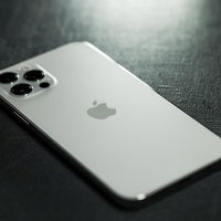 ホワイトカラーのiPhone 12の背面の写真