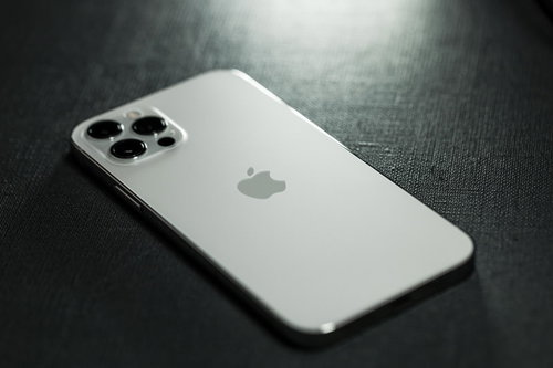 ホワイトカラーのiPhone 12の背面