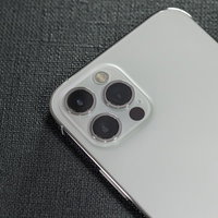 3眼カメラと背面ホワイトのiPhone 12 Proの写真