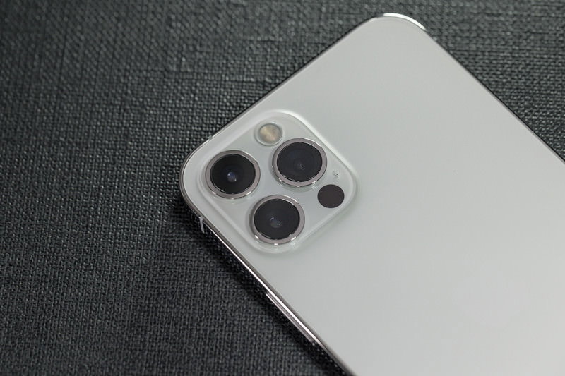 iPhone 12シリーズ3台を並べた比較の写真素材 - フリー素材ぱくたそ