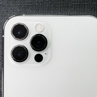 真上から撮影したiPhone 12 Proのリアカメラレンズの写真