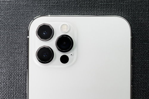 真上から撮影したiPhone 12 Proのリアカメラレンズ