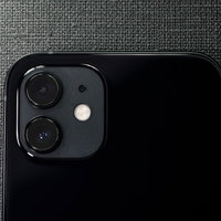真上から撮影したiPhone 12ブラックのリアカメラとレンズの写真