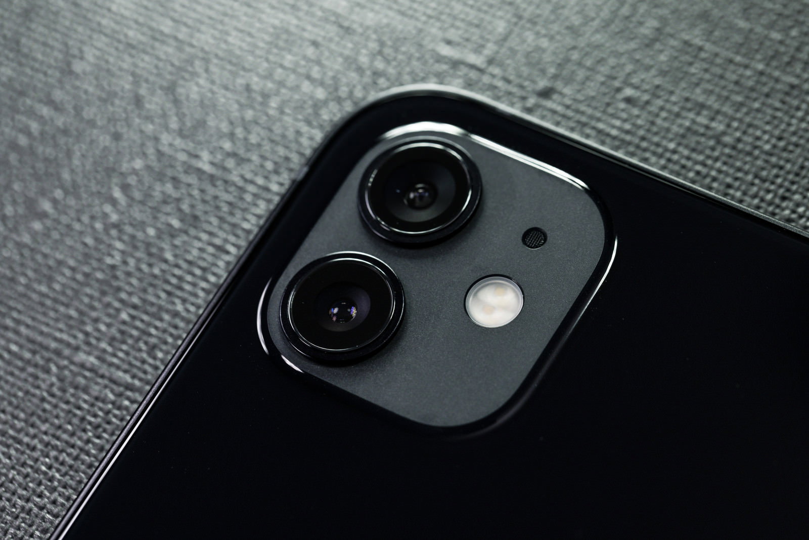 黒いiPhone12のリアカメラ部分をクローズアップした写真