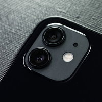 ブラックのiPhone 12リアカメラレンズの写真