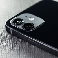 横から見た黒色のiPhone 12のリアカメラとレンズの写真