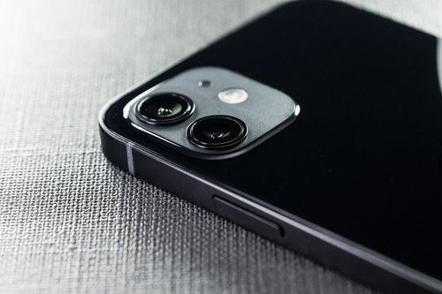 横から見た黒色のiPhone 12のリアカメラとレンズ