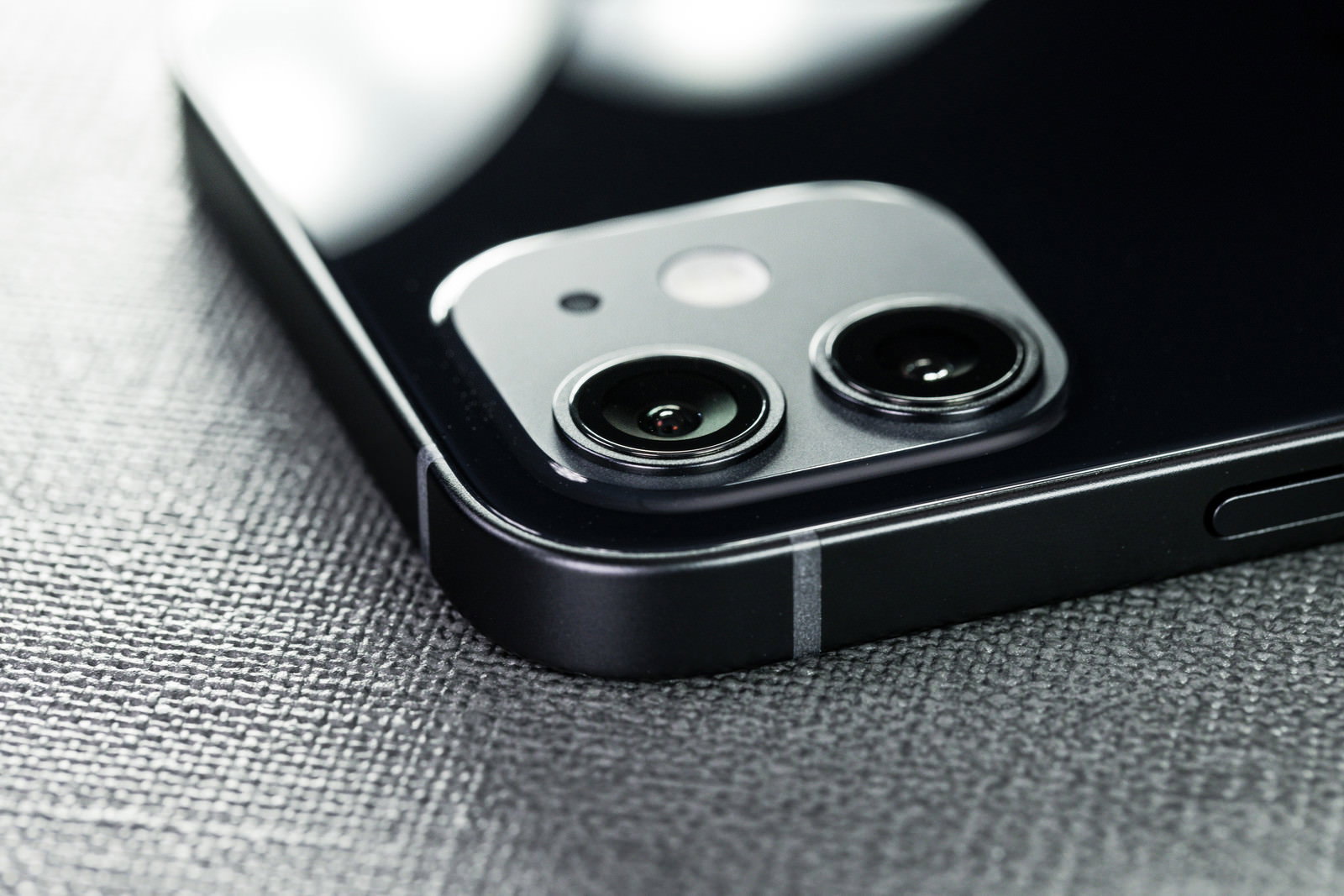 iPhone12のリアカメラレンズとシャープなベゼルのクローズアップ