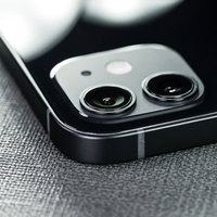 側面のエッジがシャープになったiPhone12のリアカメラとレンズの写真