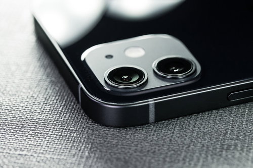 側面のエッジがシャープになったiPhone12のリアカメラとレンズ