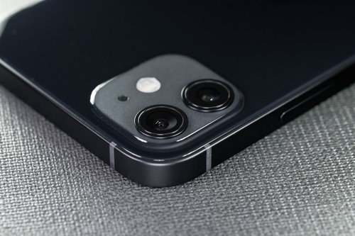 エッジ部分が角張った iPhone 12（ブラック）