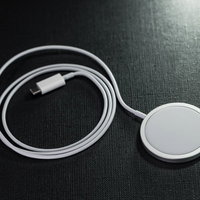 MagSafe充電器とUSBケーブル（Appleアクセサリ）の写真