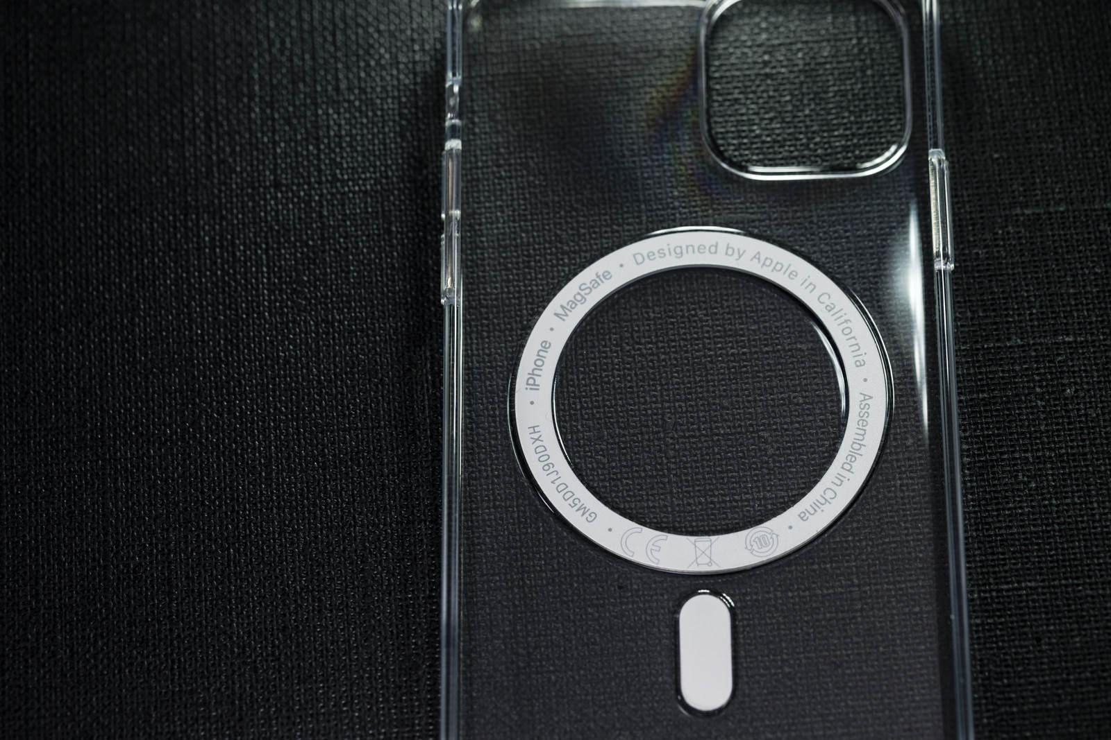 黒い背景に置かれたMagSafe対応iPhone 12 Pro用透明クリアケース