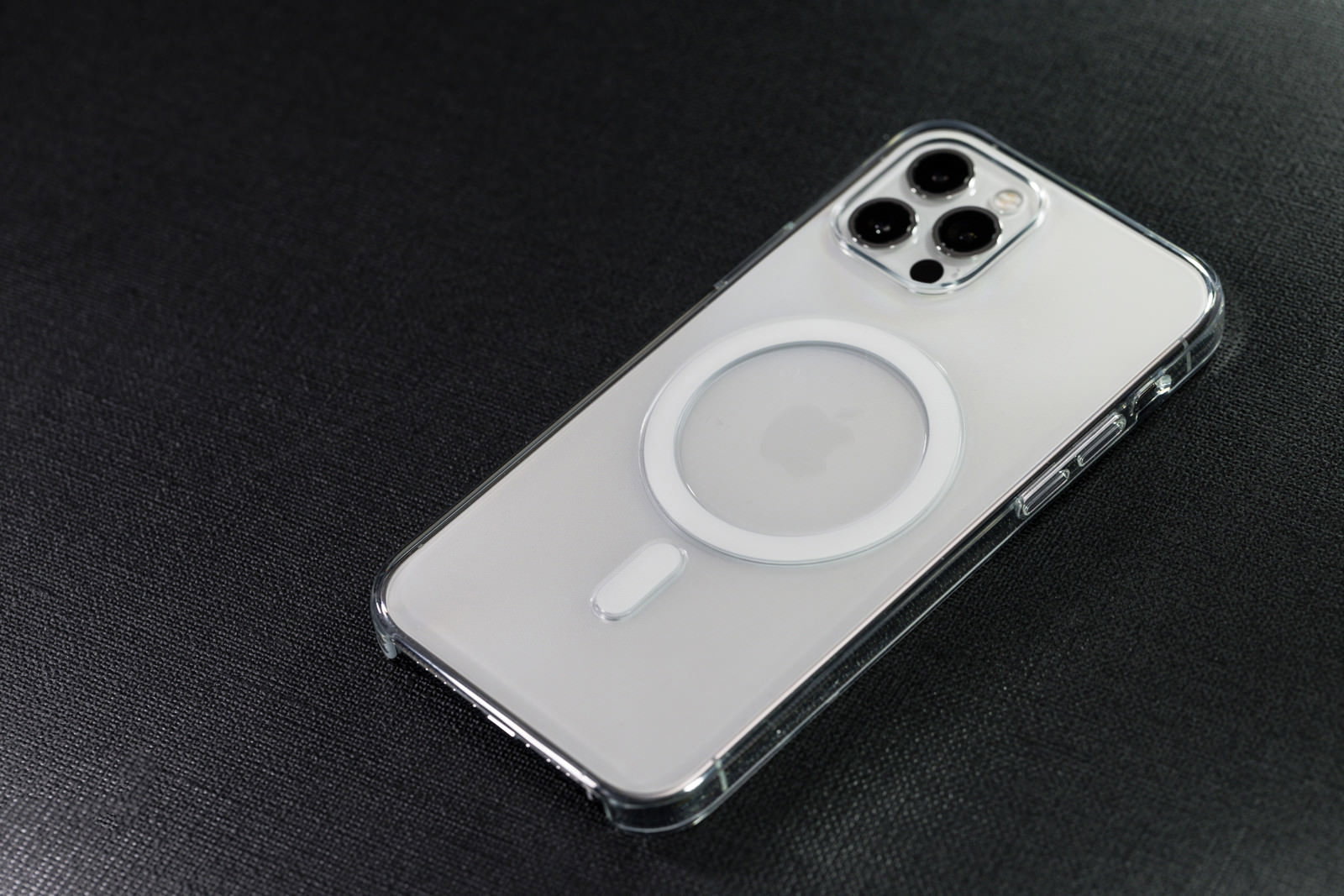 MagSafe対応の透明なクリアケースを装着したiPhone12 Pro
