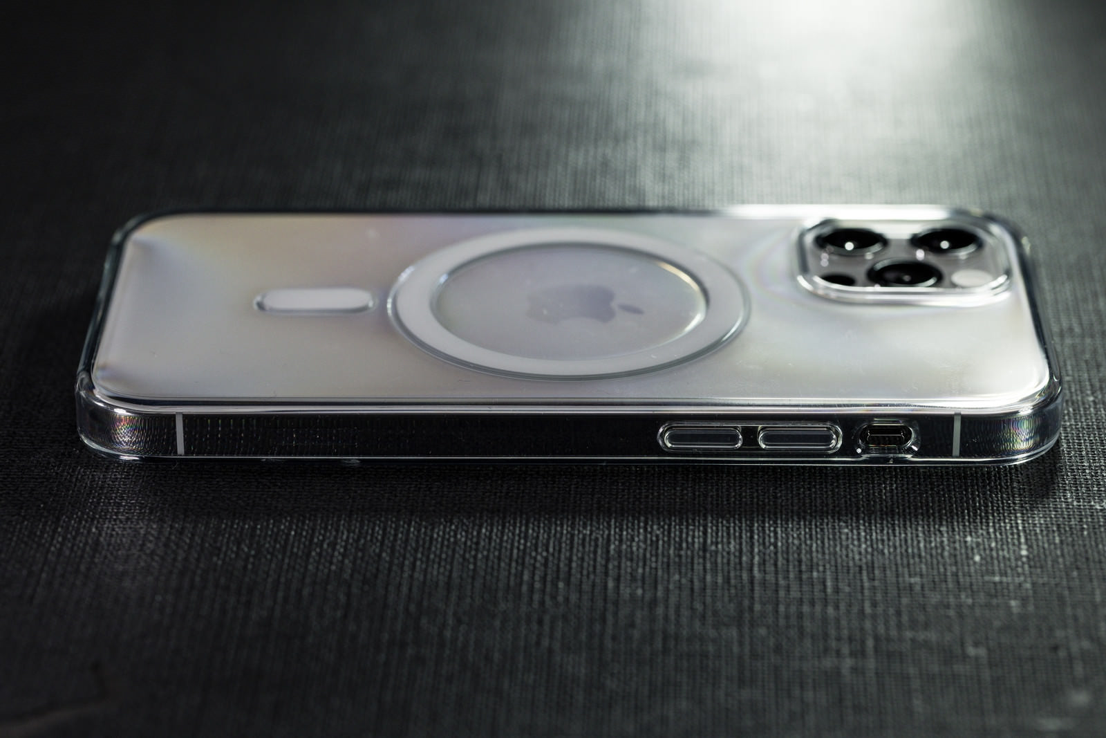 透明なクリアケースを装着したiPhone12の側面、サイドボタン部分