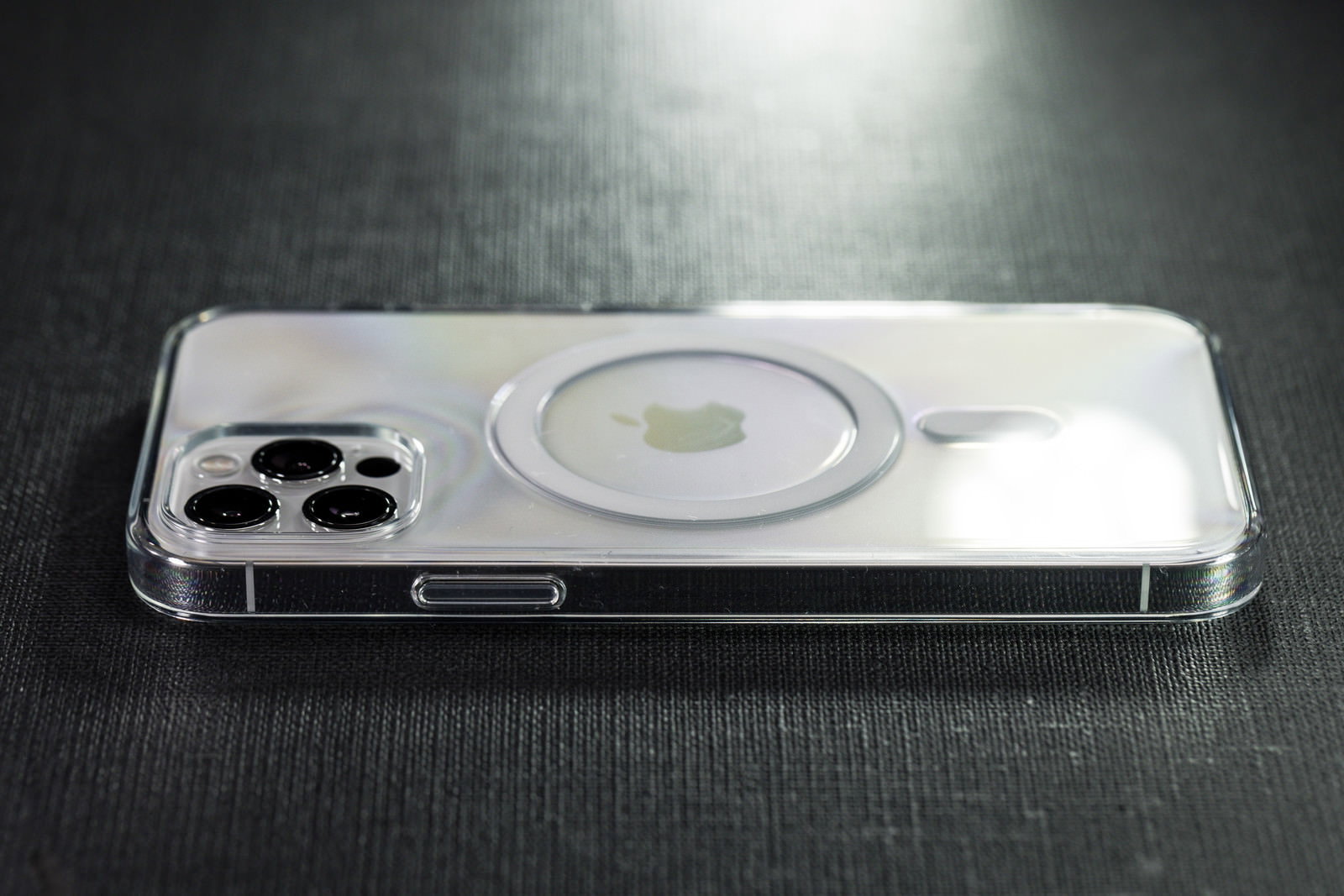 透明なクリアケースを装着したiPhone 12 Proを横から撮影