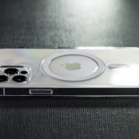 横から見た公式クリアケース装着済みのiPhone 12 Proの写真