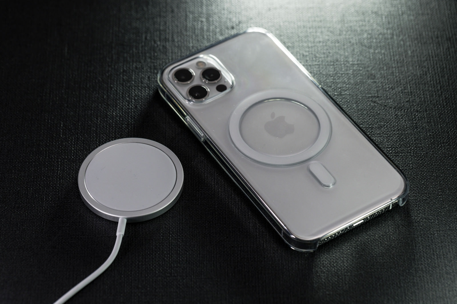 MagSafe充電器とクリアケース装着のiPhone 12